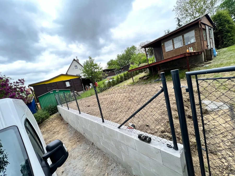 Dodávka a přívěs InstalJS připravené na cestu k zakázce