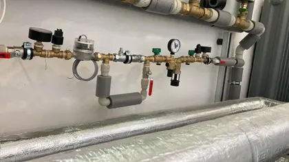Měděné rozvody a uzávěry u zdroje tepla v technické místnosti